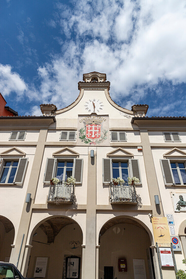 Das Rathaus im historischen Zentrum von Neive, Piazza Italia, Neive, Langhe, Piemont, Italien, Europa