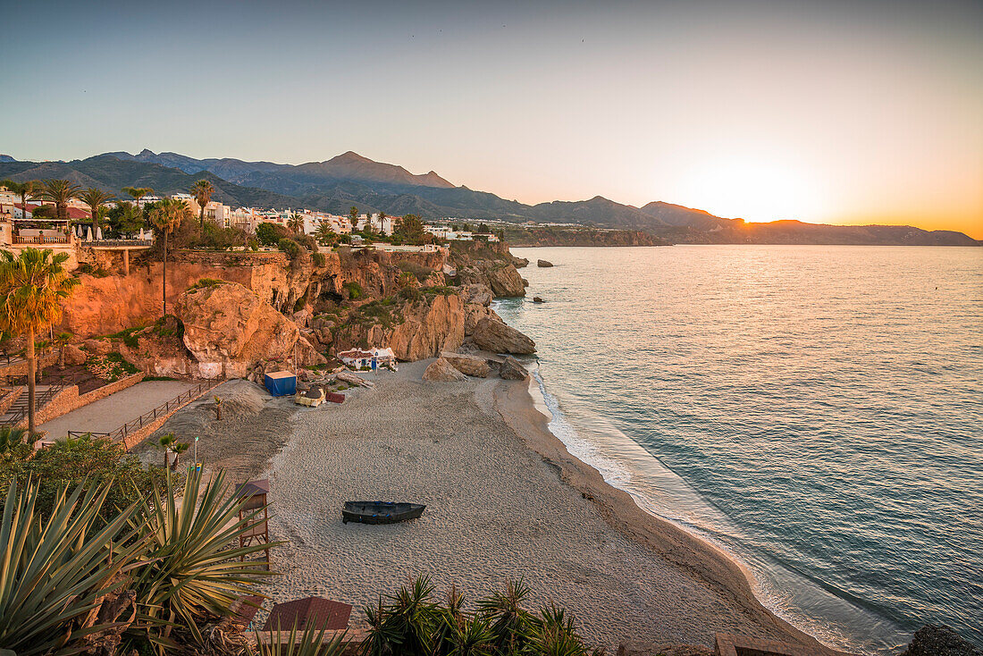 Blick auf den Strand Playa de Calahonda und die Küstenlinie bei Sonnenaufgang in Nerja, Costa del Sol, Provinz Malaga, Andalusien, Spanien, Mittelmeer, Europa