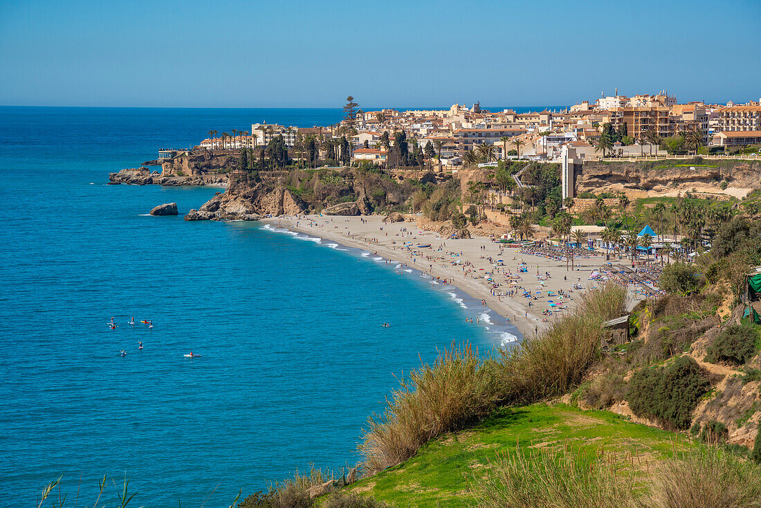 Blick auf den Strand Playa de Burriana, Stadt und Mittelmeer, Nerja, Costa del Sol, Provinz Malaga, Andalusien, Spanien, Mittelmeer, Europa