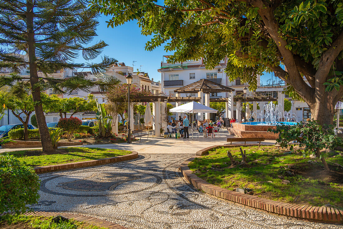Café und Springbrunnen auf der Plaza Cantarero, Nerja, Provinz Malaga, Andalusien, Spanien, Mittelmeerraum, Europa