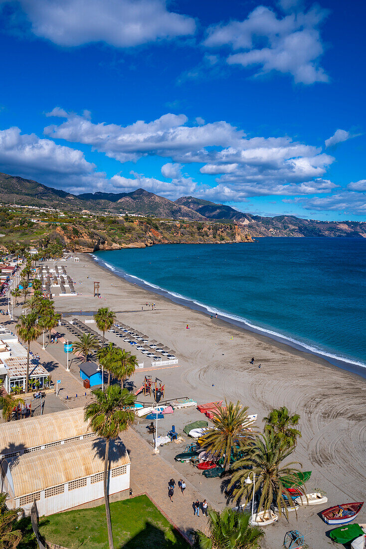 Blick auf Playa de Burriana Strand und Mittelmeer, Nerja, Costa del Sol, Provinz Malaga, Andalusien, Spanien, Mittelmeer, Europa