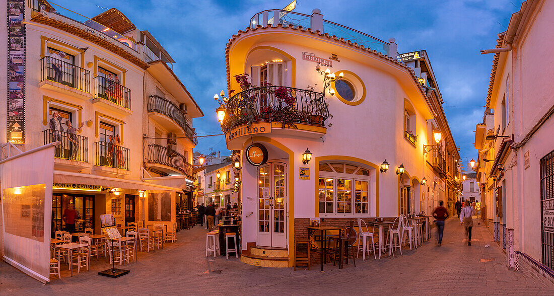 Blick auf Cafe und Restaurant in der Altstadt von Nerja in der Abenddämmerung, Nerja, Costa del Sol, Provinz Malaga, Andalusien, Spanien, Mittelmeer, Europa