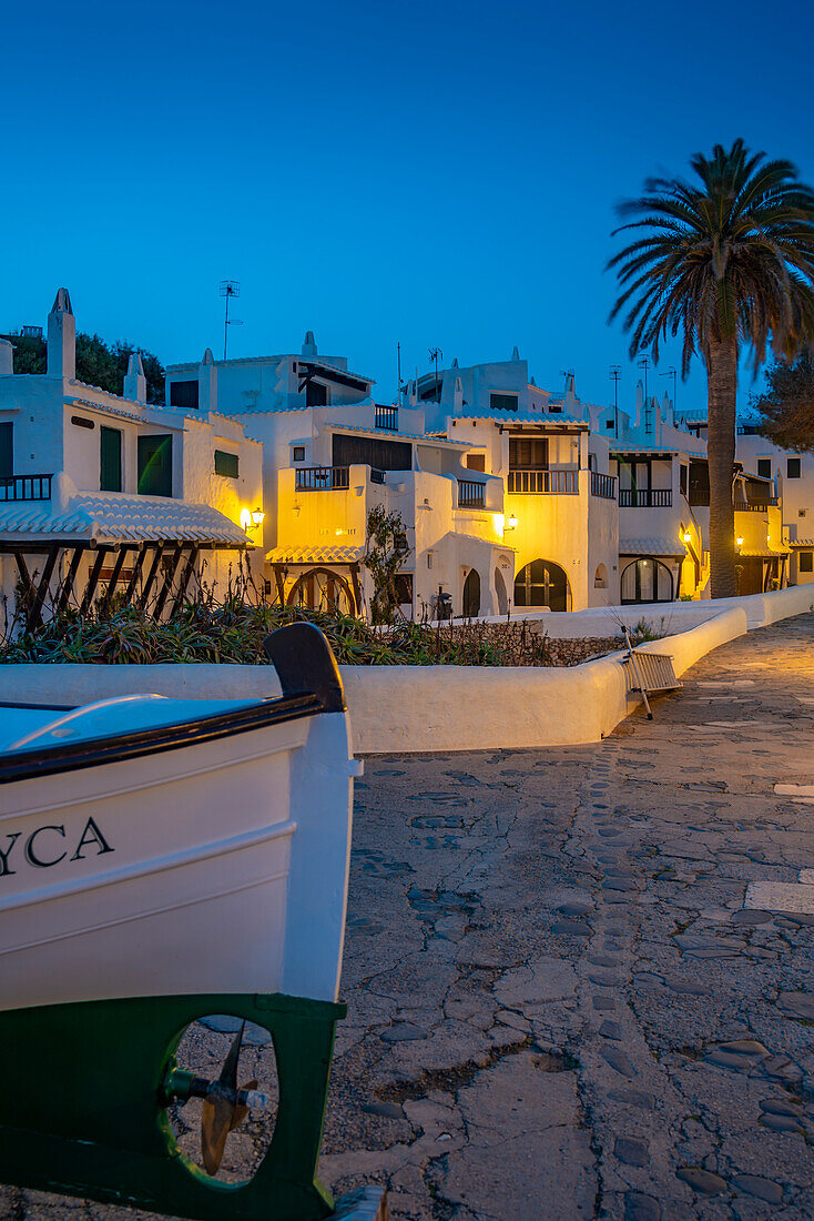 Blick auf Binibeca Vell in der Abenddämmerung, Binibeca Vell, Menorca, Balearische Inseln, Spanien, Mittelmeer, Europa