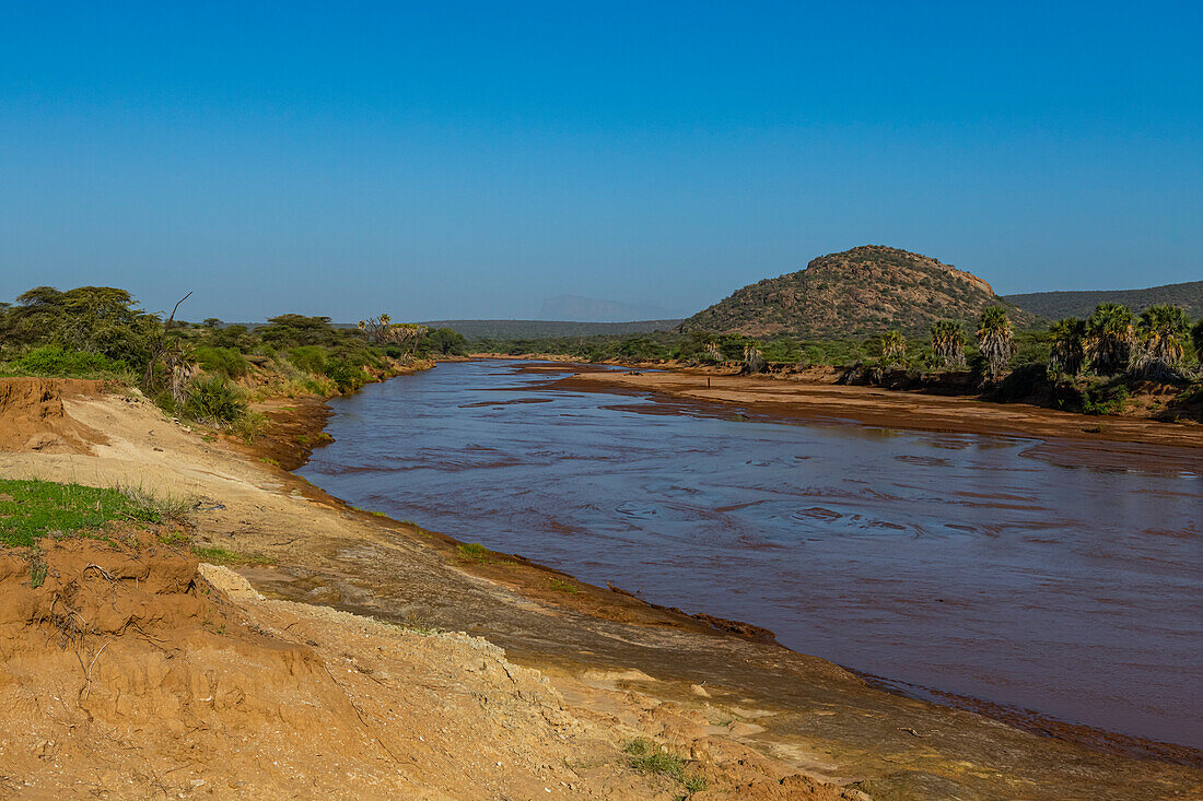 Der Fluss Ewaso Ng'iro fließt durch das Shaba-Wildreservat, Samburu-Nationalpark, Kenia, Ostafrika, Afrika