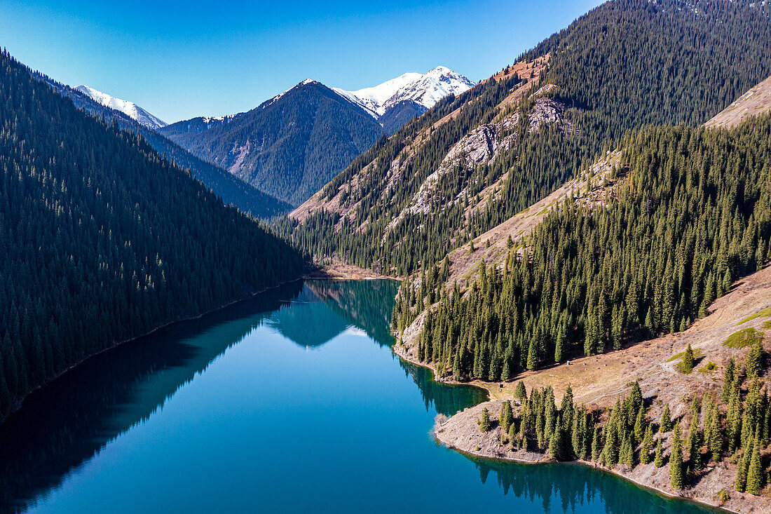Luftaufnahme des unteren Kolsai-Sees, Kolsay-Seen-Nationalpark, Tian-Shan-Gebirge, Kasachstan, Zentralasien, Asien