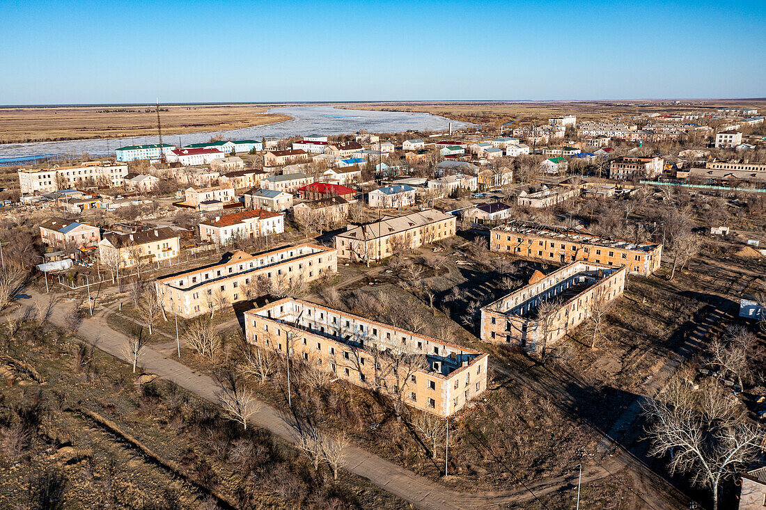 Luftaufnahme von eingestürzten Gebäuden in Kurtschatow, dem ehemaligen Hauptsitz des Semipalatinsk-Polygons, Kasachstan, Zentralasien, Asien