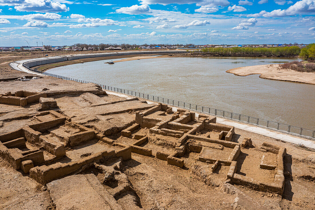 Luftaufnahme der alten Siedlung Saray-Juk am Ural-Fluss, Atyrau, Kasachstan, Zentralasien, Asien