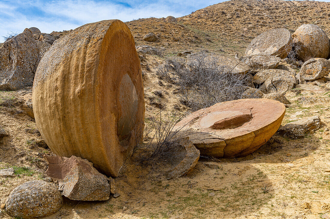 Halbierter Riesenfelsen, Torysh (Das Tal der Kugeln), Shetpe, Mangystau, Kasachstan, Zentralasien, Asien