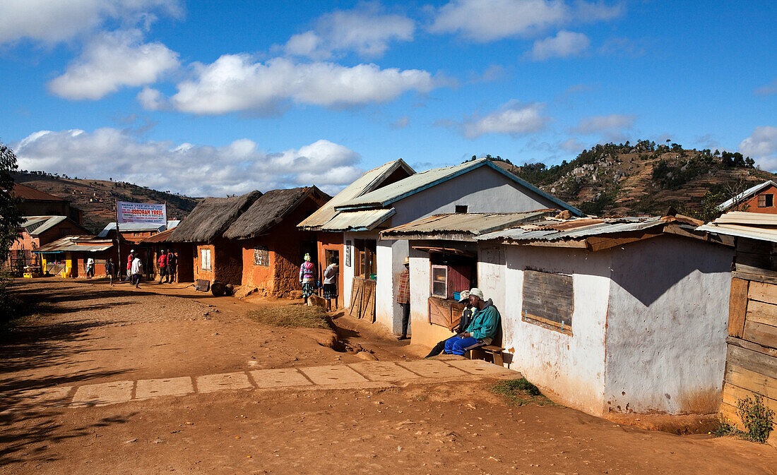 Dorf bei der Zeremonie des Umdrehens der Knochen, die in ganz Madagaskar alle fünf bis sieben Jahre stattfindet, Ambositra, Madagaskar, Afrika