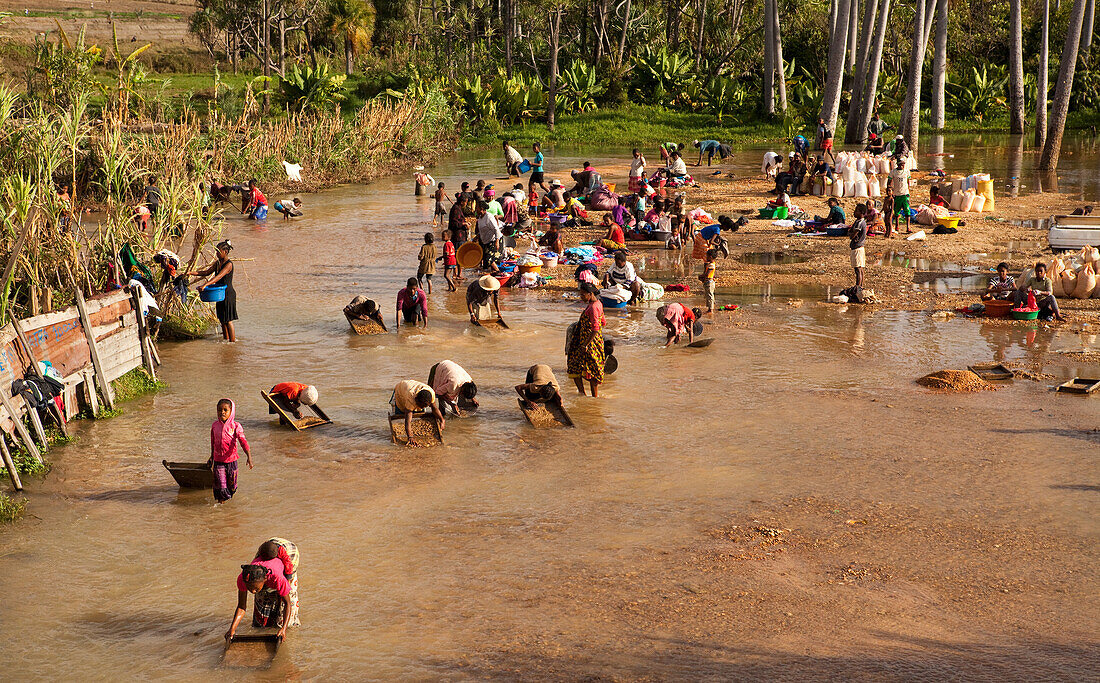 Dorfbewohner, die nach Diamanten suchen, Ilakaka, Madagaskar, Afrika