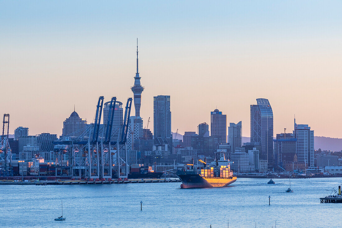 Skyline von Auckland in der Abenddämmerung, Auckland, Nordinsel, Neuseeland, Pazifik