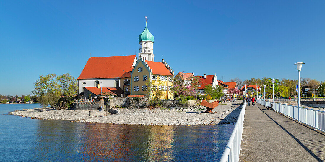 Kirche St. Georg und Schloss auf Halbinsel, Wasserburg, Bodensee, Schwaben, Bayern, Deutschland, Europa