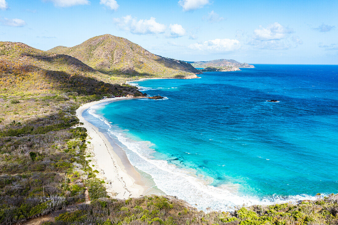 Blick von oben auf das kristallklare türkisfarbene Meer, das den idyllischen Rendezvous Beach umgibt, Antigua, Westindien, Karibik, Mittelamerika