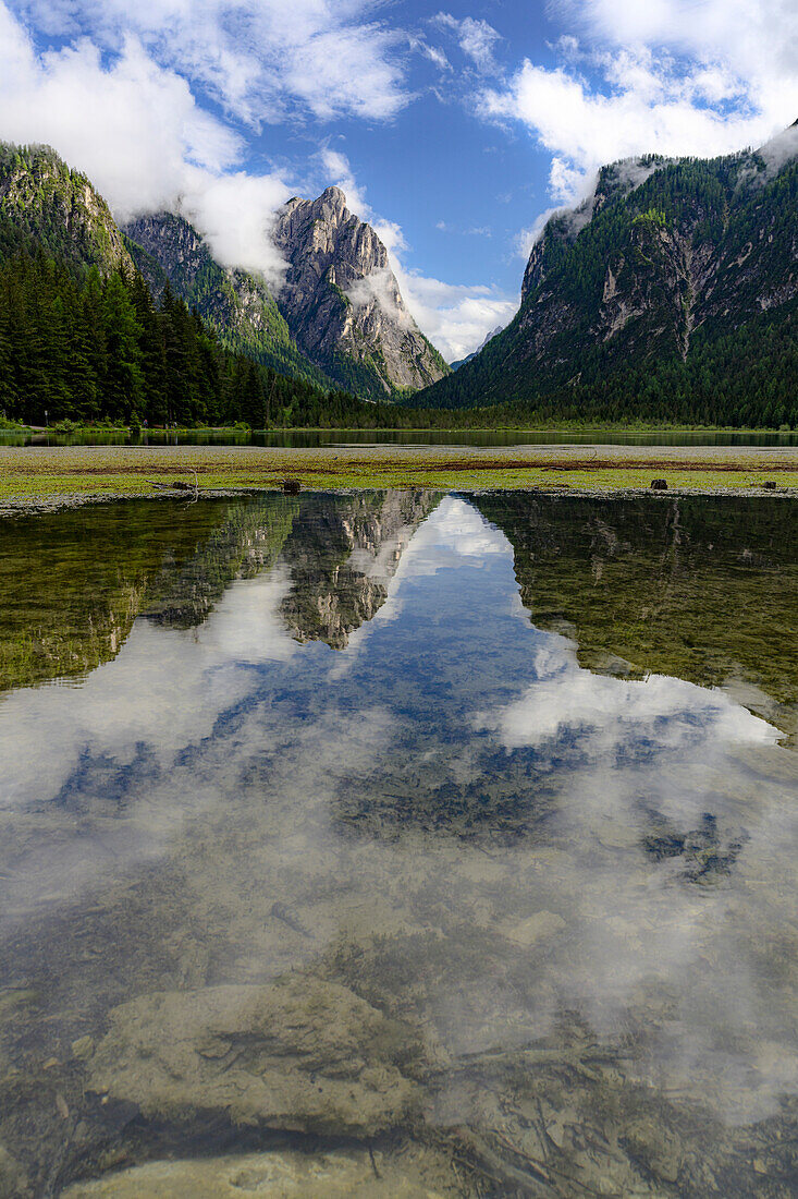 Klares Wasser des Toblacher Sees im Frühling, Dolomiten, Pustertal, Provinz Bozen, Südtirol, Italien, Europa