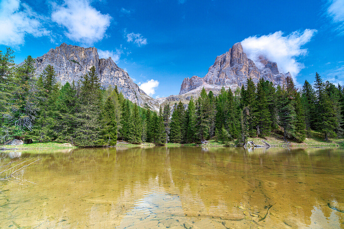 Majestätischer Felsgipfel von Tofana di Rozes, der sich im klaren Wasser des Sees Bai De Dones spiegelt, Dolomiten, Lagazuoi Pass, Venetien, Italien, Europa