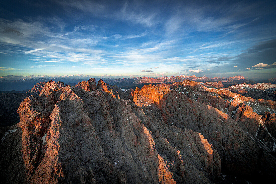 Luftaufnahme der Geislergruppe, Furchetta und Sass Rigais bei Sonnenuntergang, Dolomiten, Südtirol, Italien, Europa