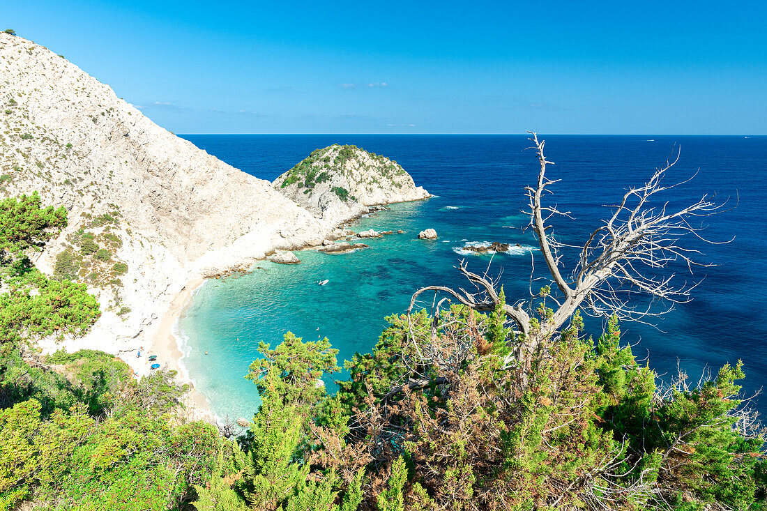 Blick von oben auf den idyllischen Strand von Agia Eleni und die Klippen, Kefalonia, Ionische Inseln, Griechische Inseln, Griechenland, Europa