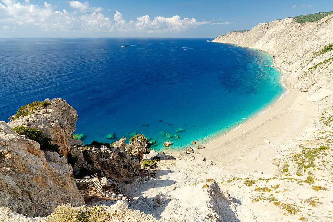 Weißer Sand am Strand von Ammos, umspült vom kristallklaren türkisfarbenen Meer, Blick von oben, Kefalonia, Ionische Inseln, Griechische Inseln, Griechenland, Europa