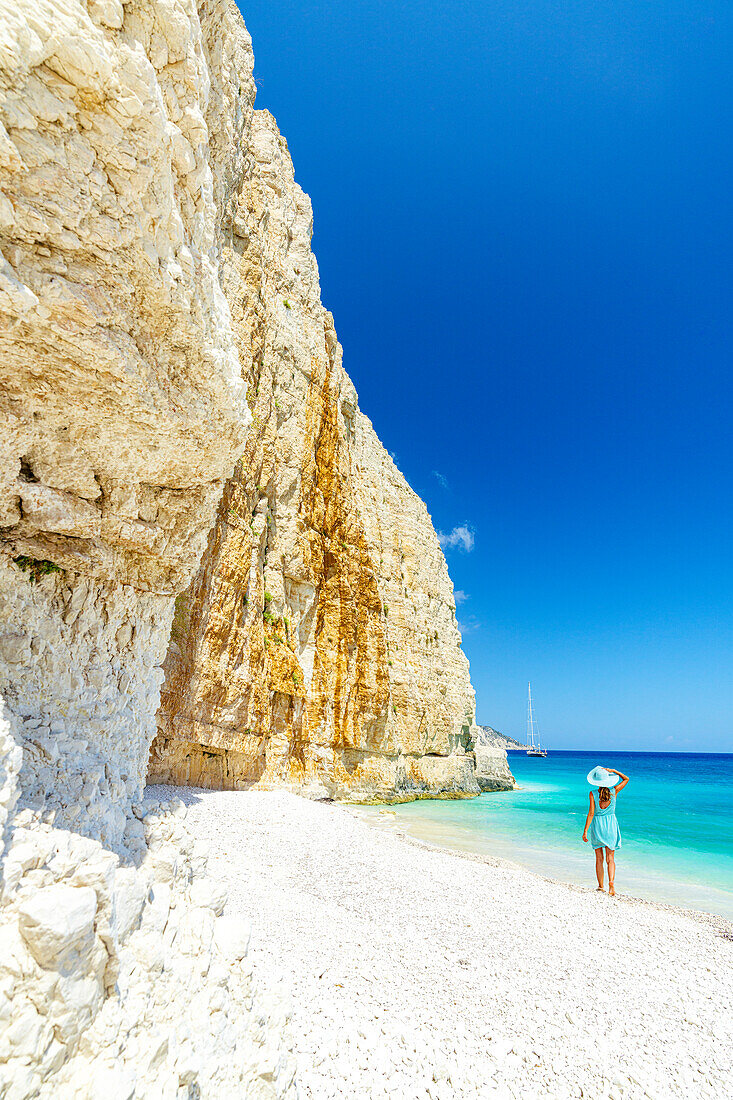 Frau bewundert die weißen Kalksteinfelsen am Strand von Fteri, Kefalonia, Ionische Inseln, Griechische Inseln, Griechenland, Europa