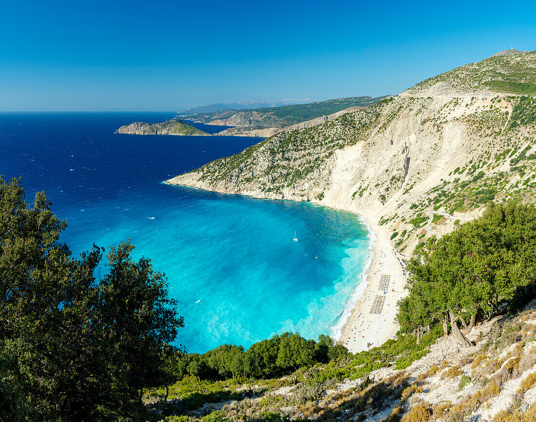 Blick von oben auf den idyllischen Strand von Myrtos, umspült von den Wellen des kristallklaren Meeres, Kefalonia, Ionische Inseln, Griechische Inseln, Griechenland, Europa