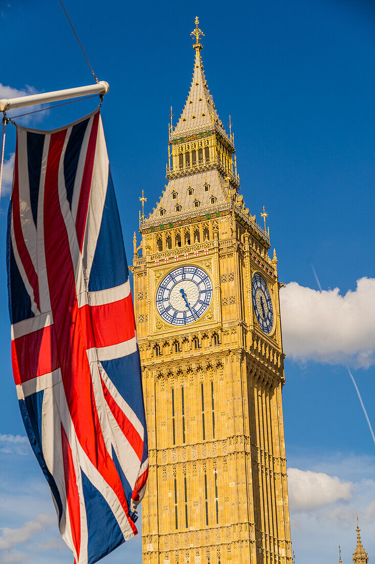 Big Ben und die Flagge der Union, UNESCO-Welterbe, Westminster, London, England, Vereinigtes Königreich, Europa