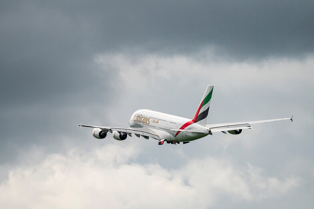 Emirates A380 nach dem Abflug vom Flughafen Manchester, Manchester, England, Vereinigtes Königreich, Europa