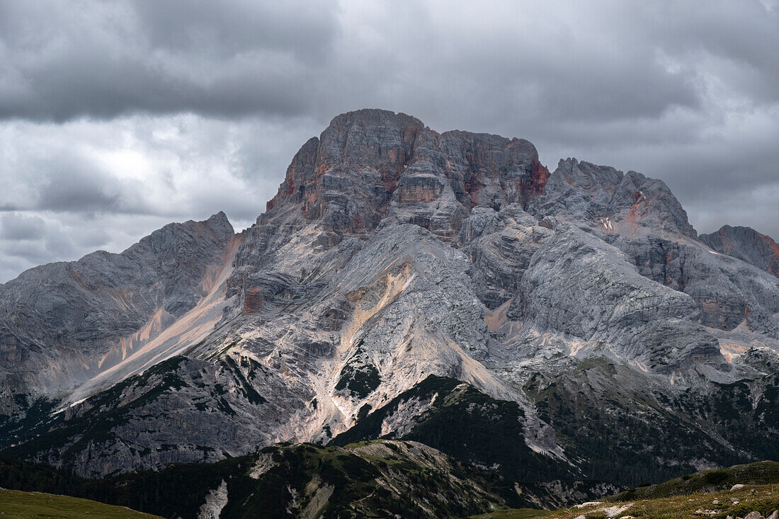 Aussicht auf die Rotwand von der Spitze des Monte Specie mit Wolken am Himmel, Dolomiten, Italien, Europa