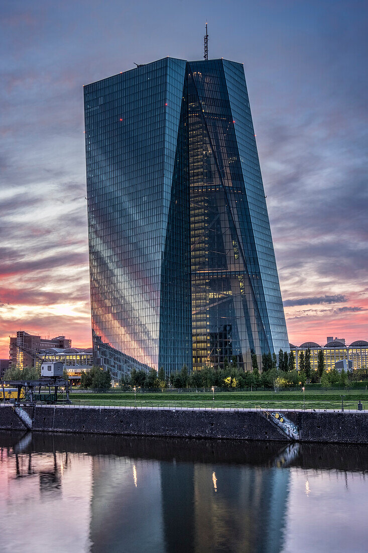 Das neue Wolkenkratzer-Gebäude der Europäischen Zentralbank bei Sonnenuntergang, Frankfurt, Hessen, Deutschland, Europa
