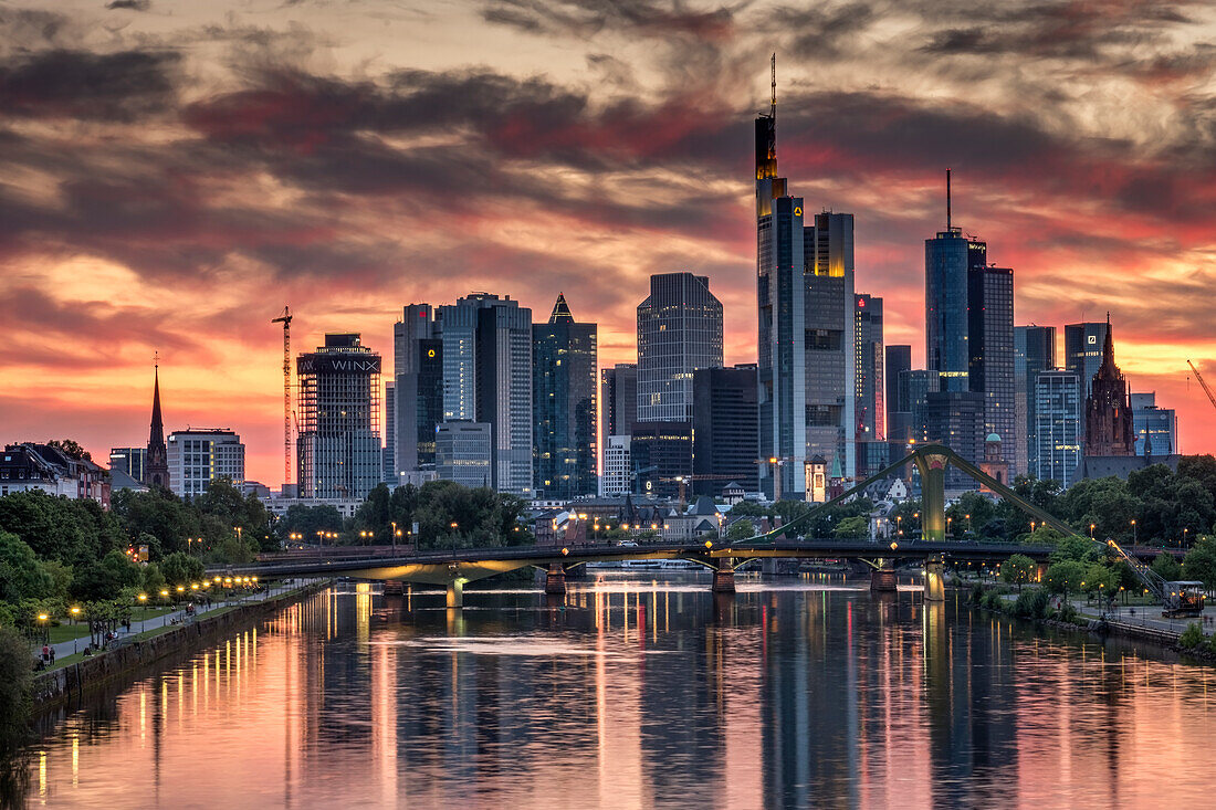 Sonnenuntergang über dem Main und der Frankfurter Stadtsilhouette, Frankfurt, Hessen, Deutschland, Europa