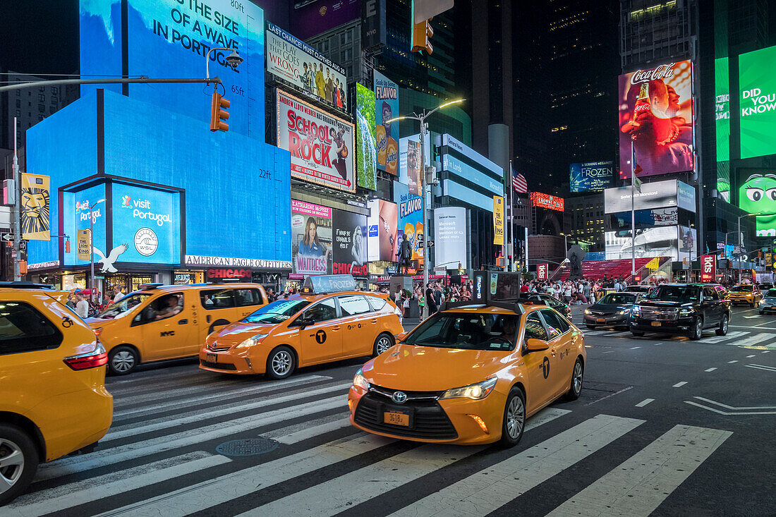 Times Square bei Nacht, Manhattan, New York, Vereinigte Staaten von Amerika, Nordamerika