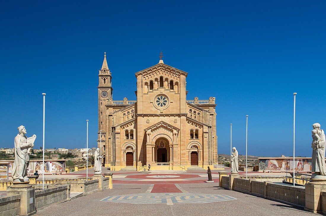 Die Basilika des Nationalheiligtums der seligen Jungfrau von Ta' Pinu in Gharb auf Gozo, Republik Malta, Europa
