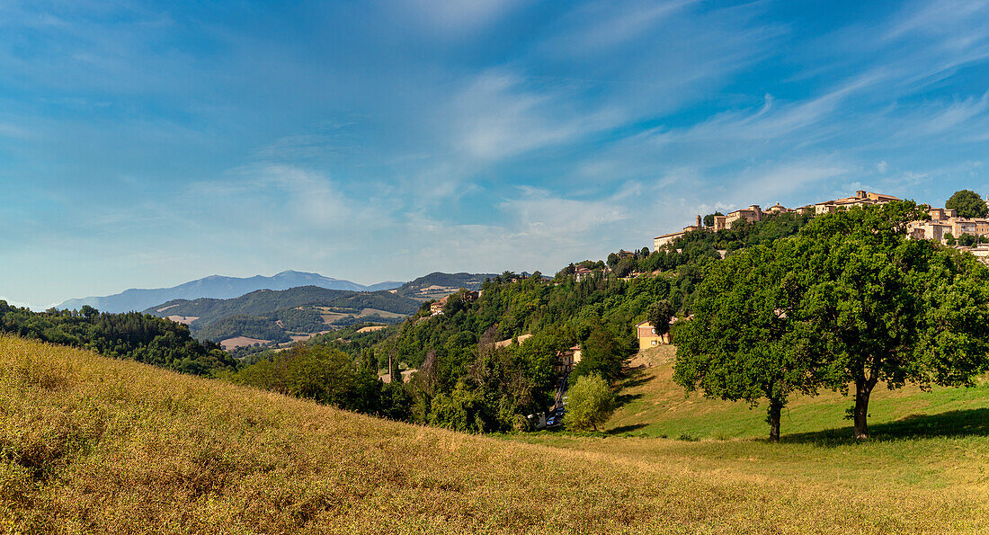 Die Landschaft mit den Farben des Sommers rund um die Stadt Urbino, Urbino, Marken, Italien, Europa