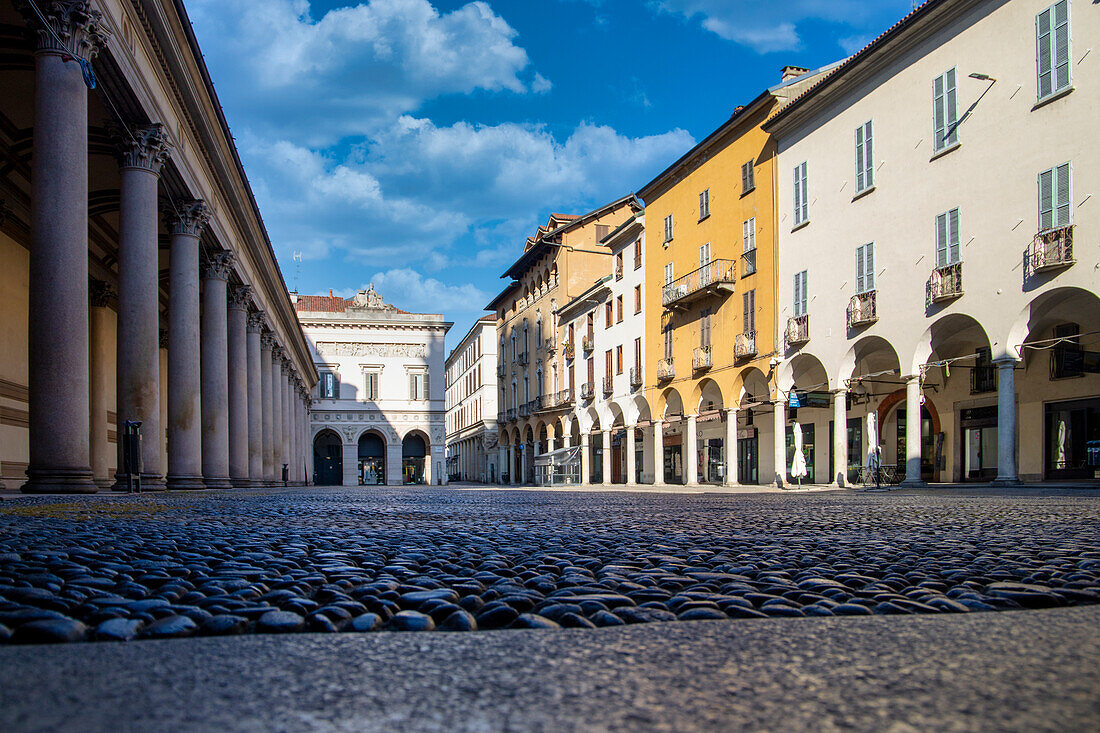 Piazza della Repubblica in Novara mit seinen historischen Gebäuden und dem Portikus der Kathedrale, Novara, Piemont, Italien, Europa