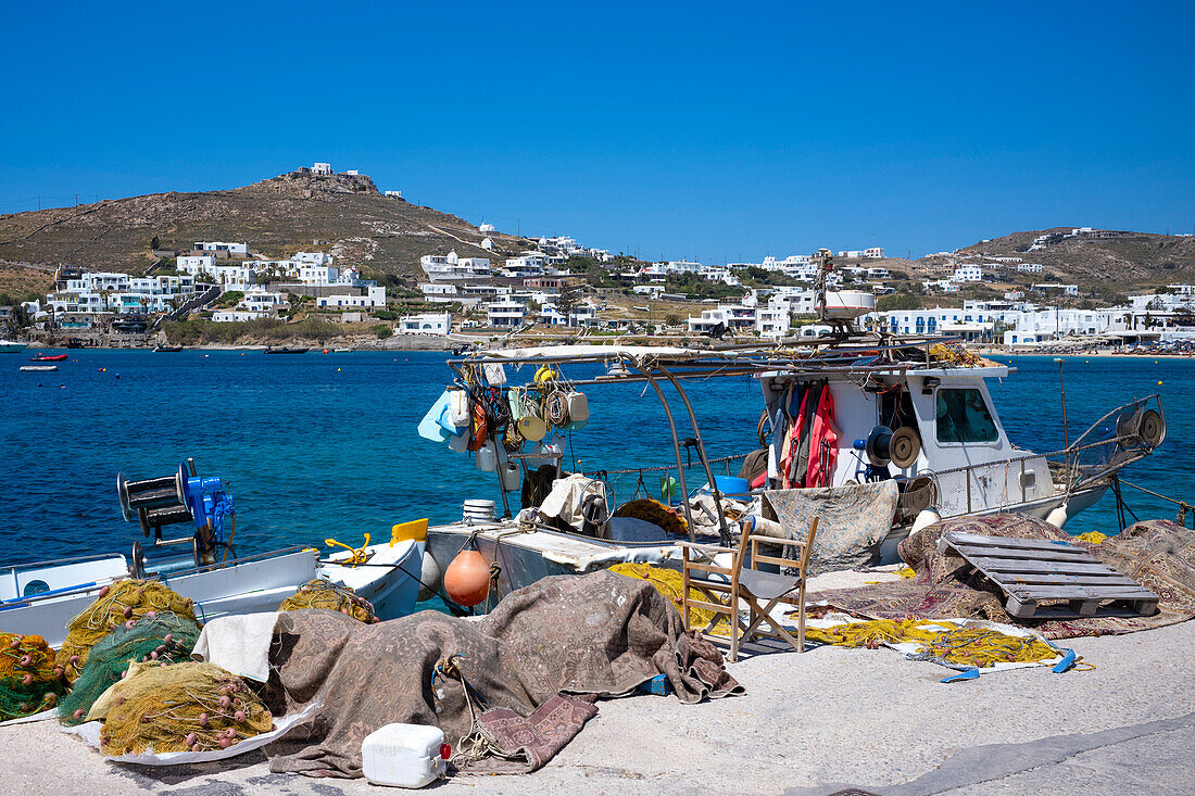 Traditionelles Fischerboot im Hafen von Ornos Beach, Mykonos, Kykladen, Ägäisches Meer, Griechische Inseln, Griechenland, Europa