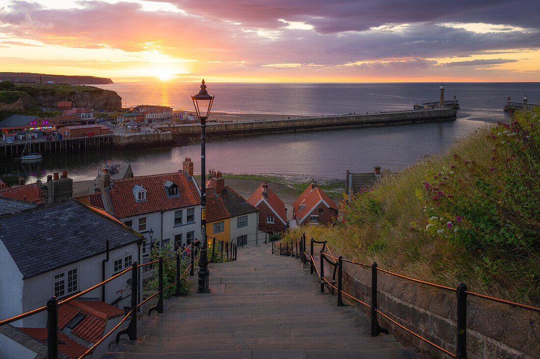 Die 199 Stufen von Whitby bei Sonnenuntergang, Whitby, North Yorkshire, England, Vereinigtes Königreich, Europa