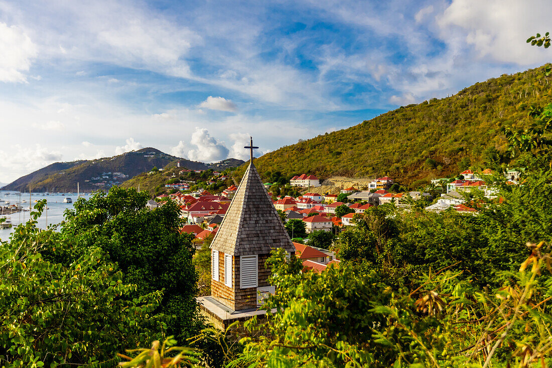 Blick auf die Kirche und Gustavia von einem Hügel aus, Saint Barthelemy, Karibik, Mittelamerika