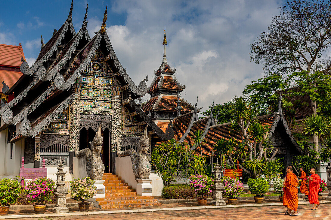 Mönche im Wat Lok Moli, Chiang Mai, Thailand, Südostasien, Asien
