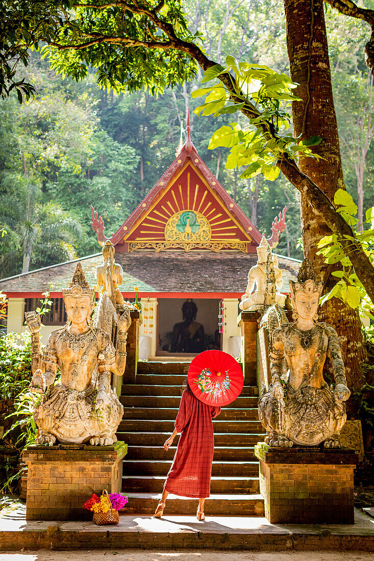 Frau im Wat Pha Lat, Chiang Mai, Thailand, Südostasien, Asien