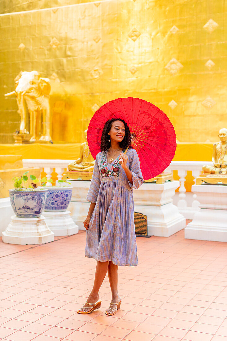 Frau im Wat Phra Singh Woramahawihan, Chiang Mai, Thailand, Südostasien, Asien