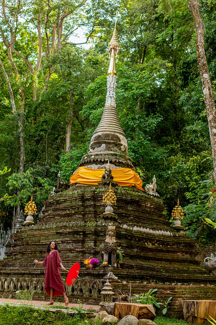 Frau mit Regenschirm am Wat Pha Lat, Chiang Mai, Thailand, Südostasien, Asien