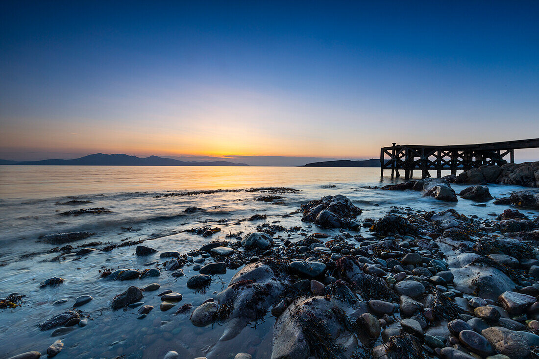Portencross Beach und Pier, Isle of Arran im Hintergrund, Firth of Clyde, North Ayrshire, Schottland, Vereinigtes Königreich, Europa