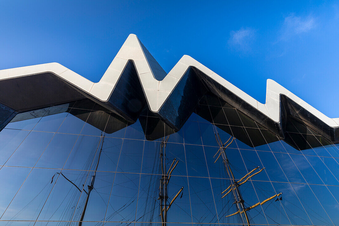 Riverside Museum and reflection of the Tall Ship Glenlee, Pointhouse Quay, Glasgow, Schottland, Vereinigtes Königreich, Europa