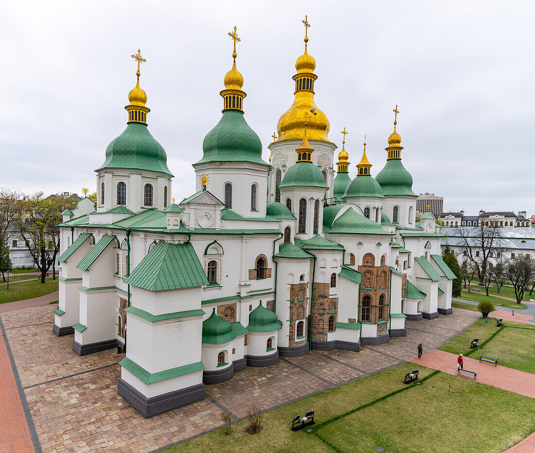 The golden domes of the St. Sophia Cathedral complex, UNESCO World Heritage Site, Kyiv (Kiev), Ukraine, Europe