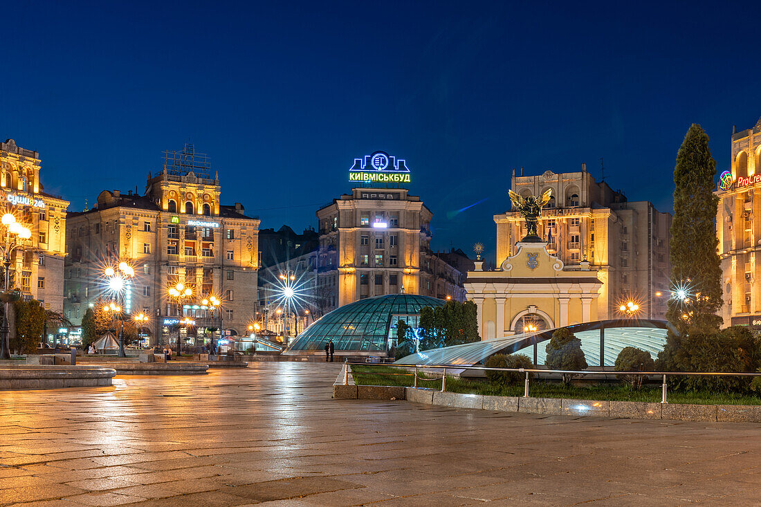 Der Kiewer Unabhängigkeitsplatz (Maidan Nezalezhnosti) während der blauen Stunde, Kiew (Kiev), Ukraine, Europa