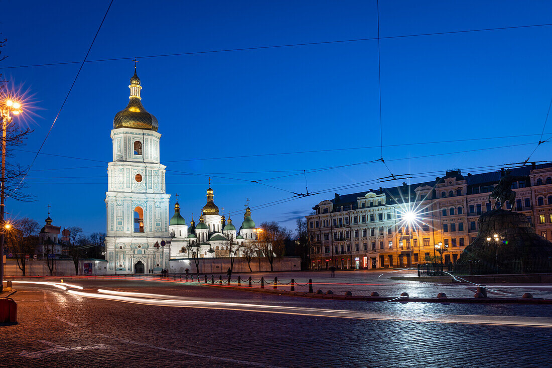 Sophienkathedrale und Sophienplatz während der blauen Stunde in Kiew (Kiev), Ukraine, Europa