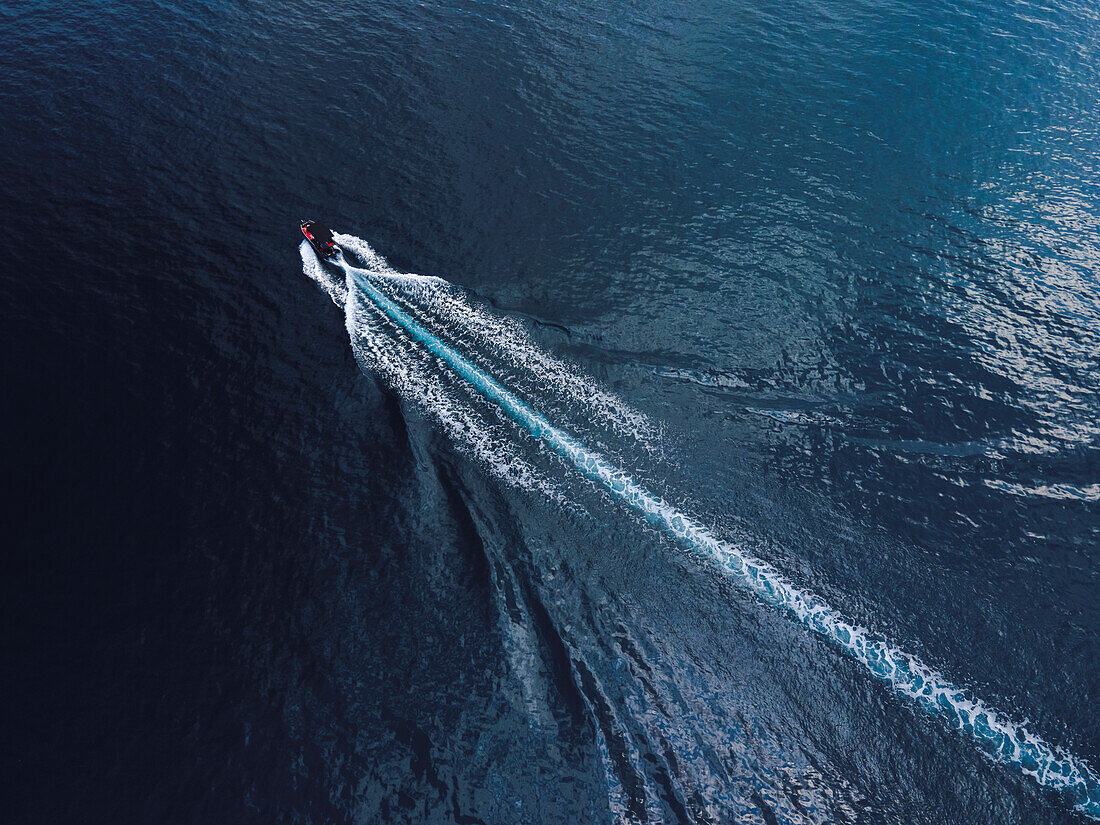 Drohnenansicht eines kleinen Bootes, das in ruhigem, blauem Wasser segelt, Griechenland, Europa
