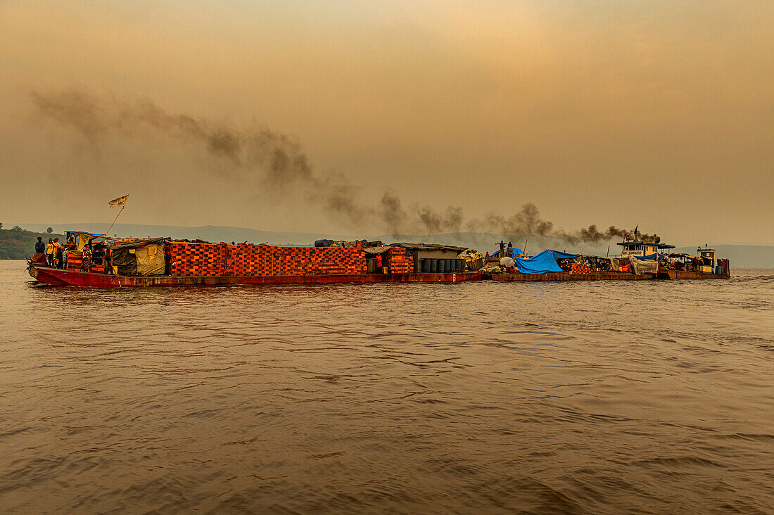 Überladenes Flussboot auf dem Kongo-Fluss bei Sonnenuntergang, Demokratische Republik Kongo, Afrika