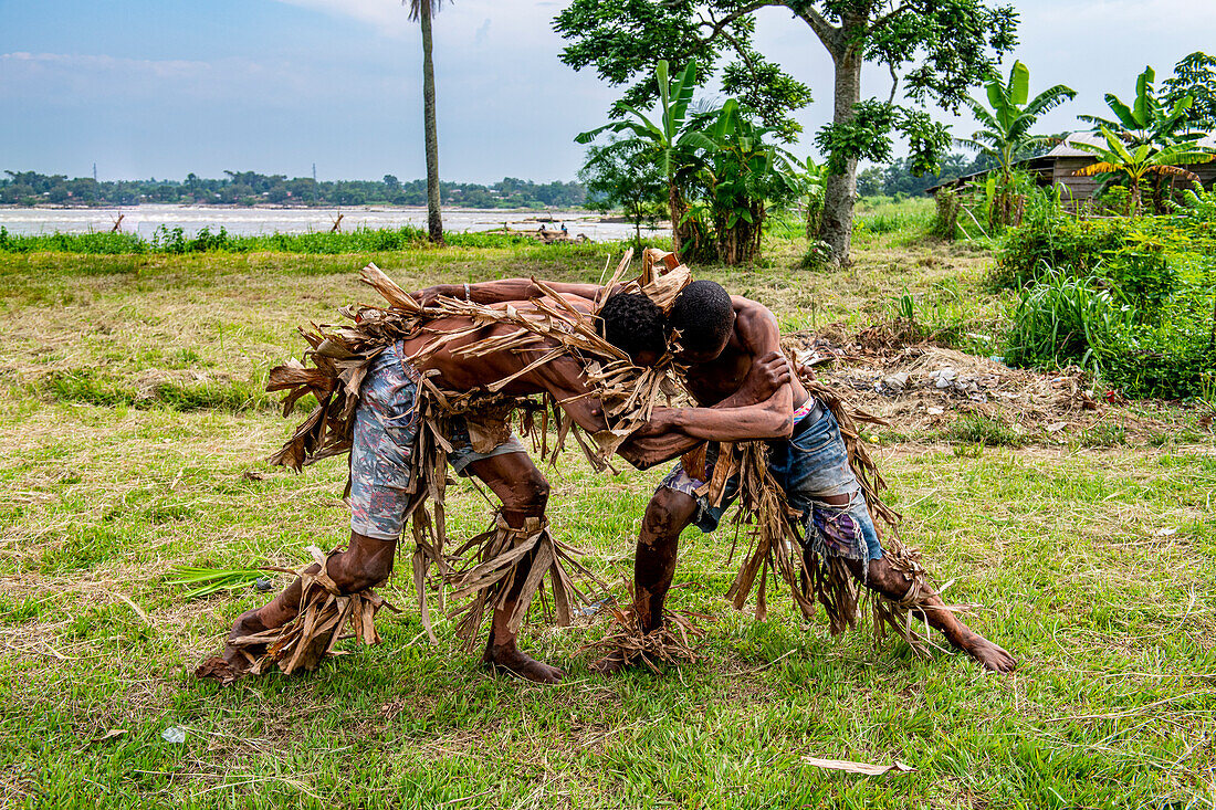 Wagenya-Stammesangehörige beim Ringen, Kisangani, Kongo-Fluss, Demokratische Republik Kongo, Afrika