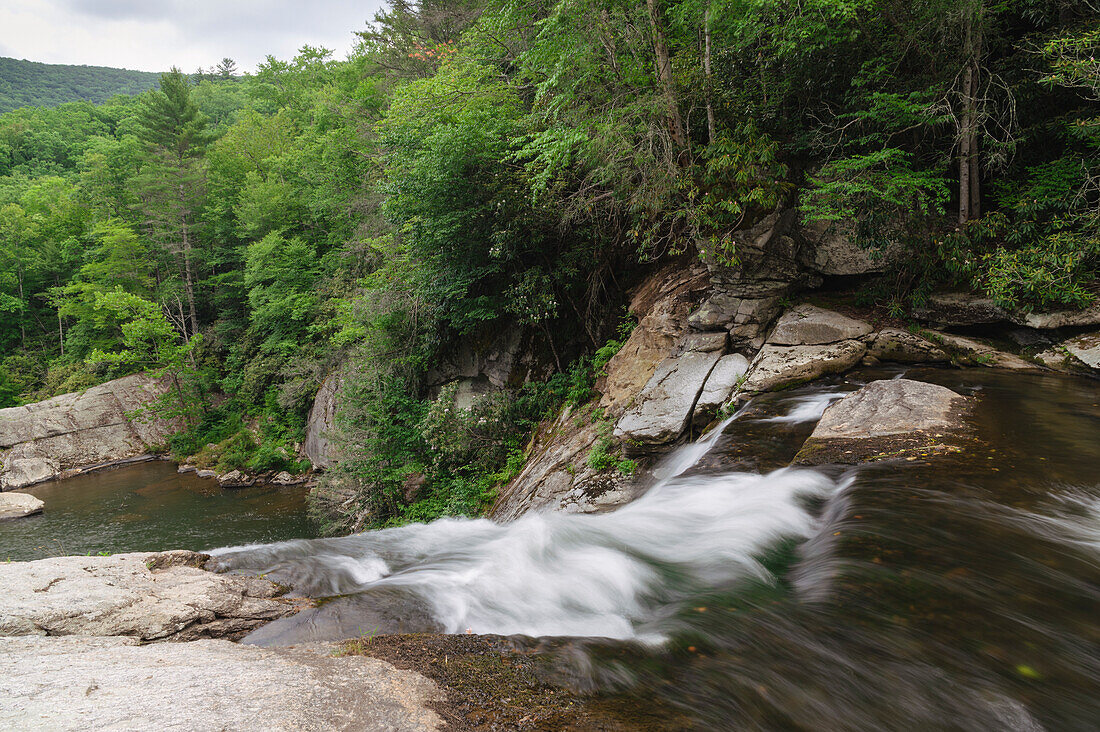 Elk River Falls im Sommer, Blue Ridge Mountains, North Carolina, Vereinigte Staaten von Amerika, Nordamerika