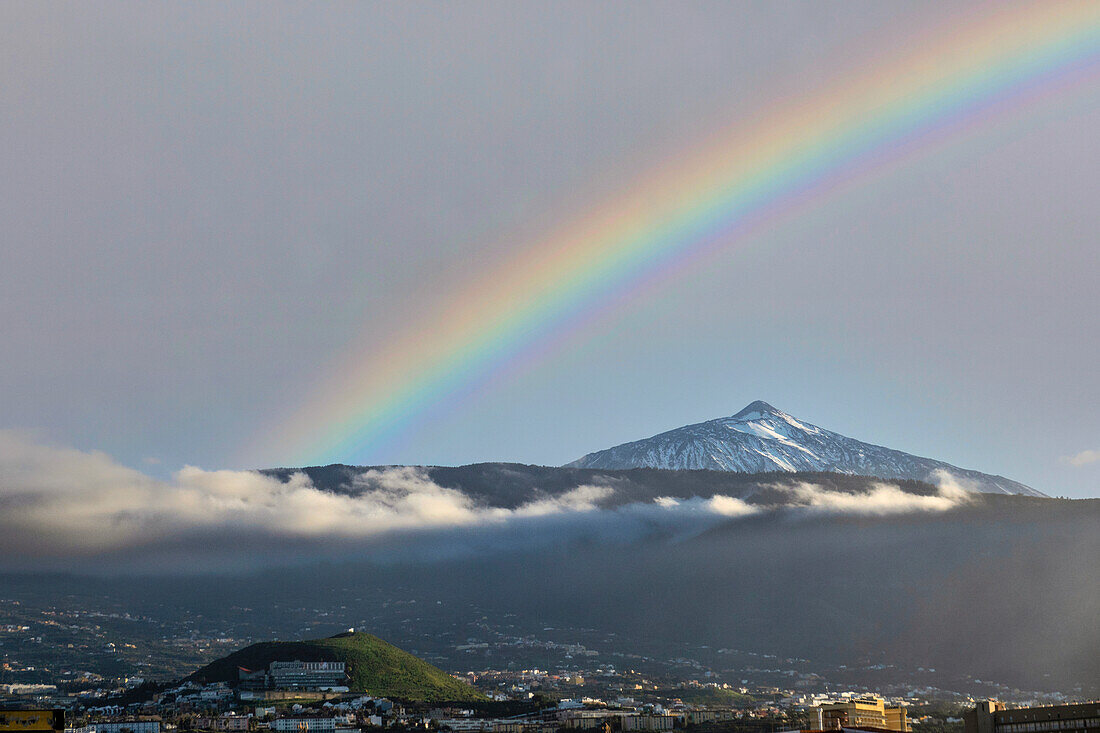 Der Berg Teide nach einem Sturm, Puerto de la Cruz, Teneriffa, Kanarische Inseln, Spanien, Atlantik, Europa